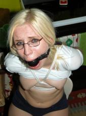 Sklavin mit Brille & Knebel kurz vor ihrer Bestrafung